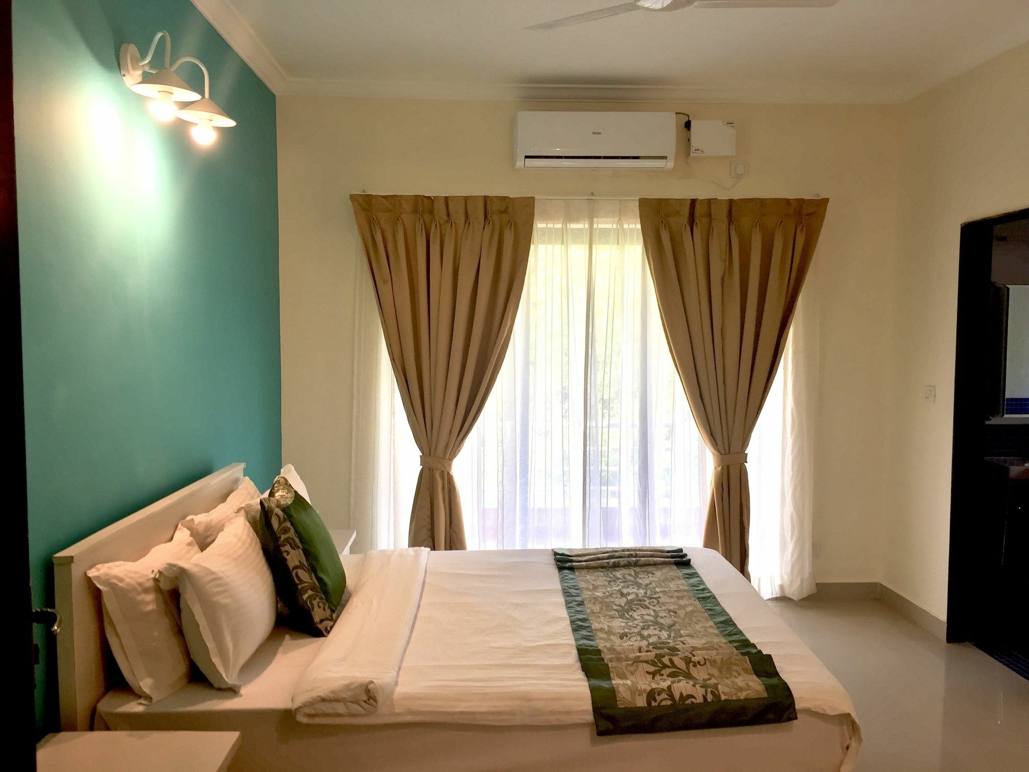 Treehouse Blue Hotel & Villas โคลวา ภายนอก รูปภาพ